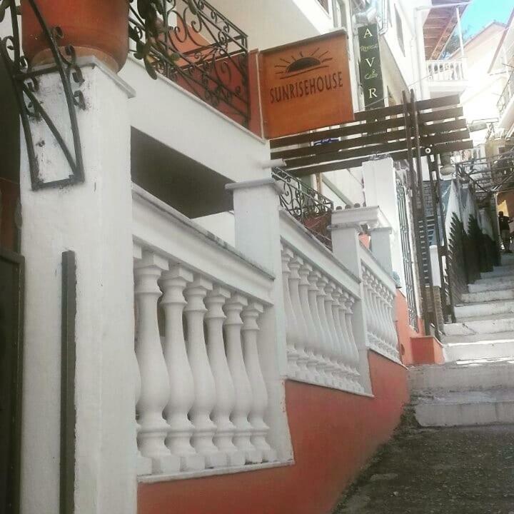 Pensión Sunrise House 2*